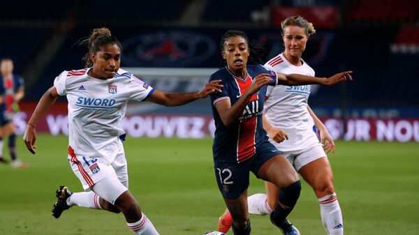 Игровой момент матча женской футбольной Лиги чемпионов Пари Сен-Жермен - Лион