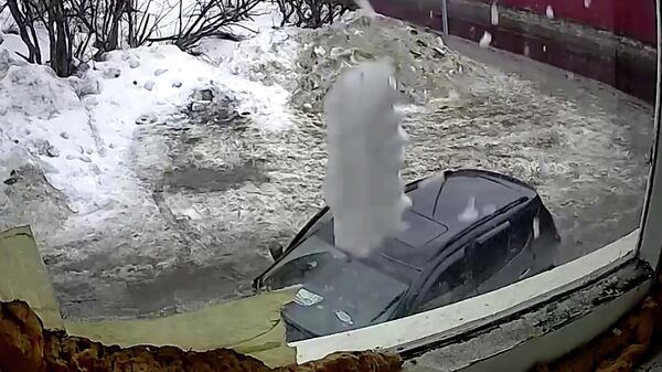 Кадр камеры наблюдения с падающей глыбой льда на автомобиль в Мурманской области