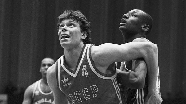 Баскетболист сборной команды СССР Александр Волков во время матча с командой Великобритании.