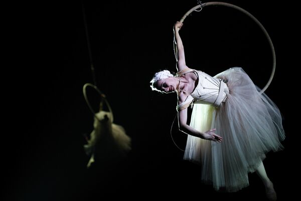 Воздушная гимнастка в сцене из спектакля И100РИЯ в Большом Московском государственном цирке на проспекте Вернадского