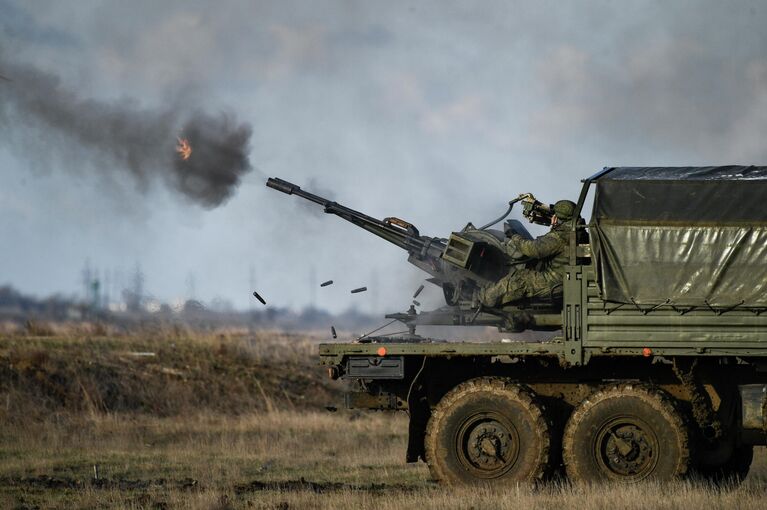 Тактические учения военнослужащих гвардейского зенитного ракетного полка Новороссийского гвардейского десантно-штурмового горного соединения на полигоне Опук в Республике Крым