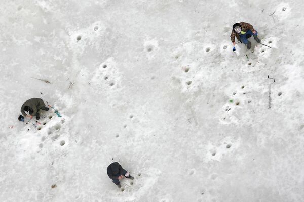 Рыбаки на льду реки в Новомосковском административном округе Москвы