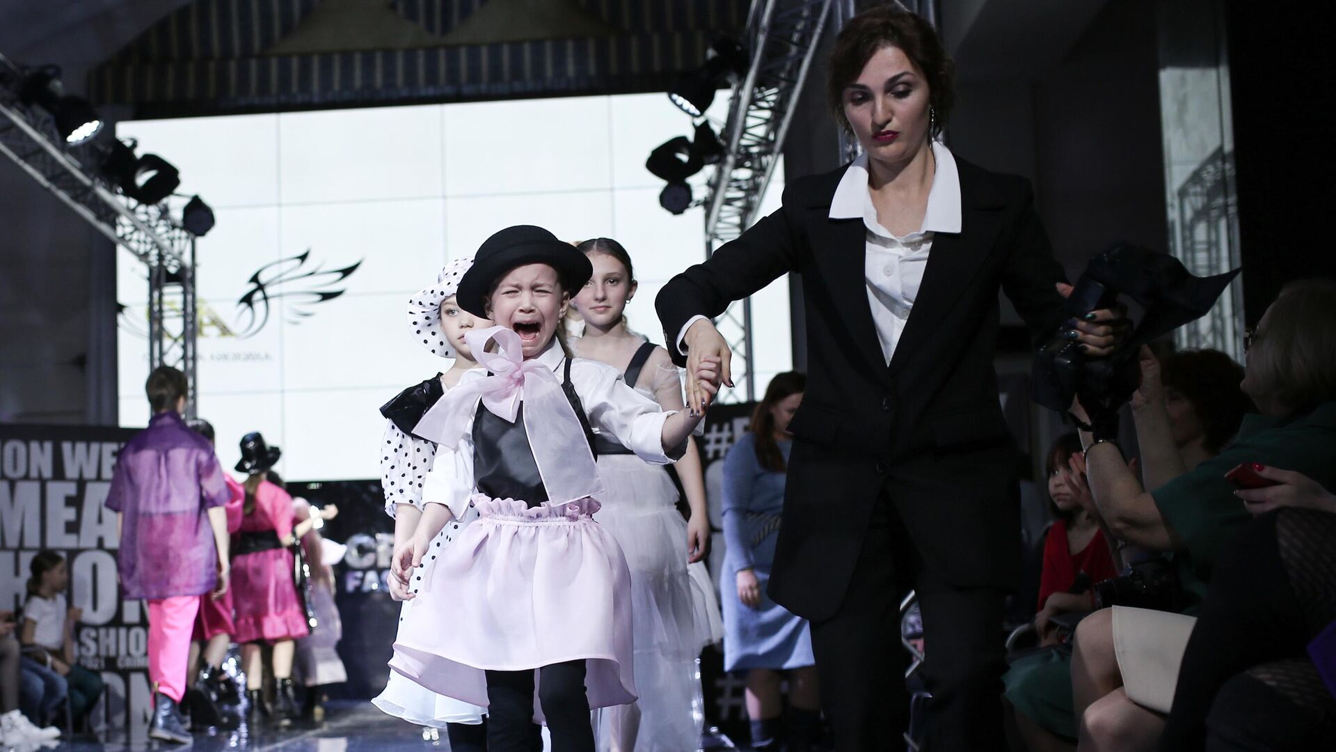 Участница показа коллекции детской одежды дизайнера Светланы Анохиной в рамках недели моды Crimean Fashion Week - РИА Новости, 1920, 23.06.2022