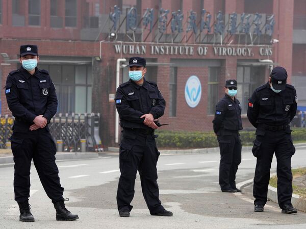 Сотрудники службы безопасности у здания Уханьского института вирусологии во время визита группы ВОЗ