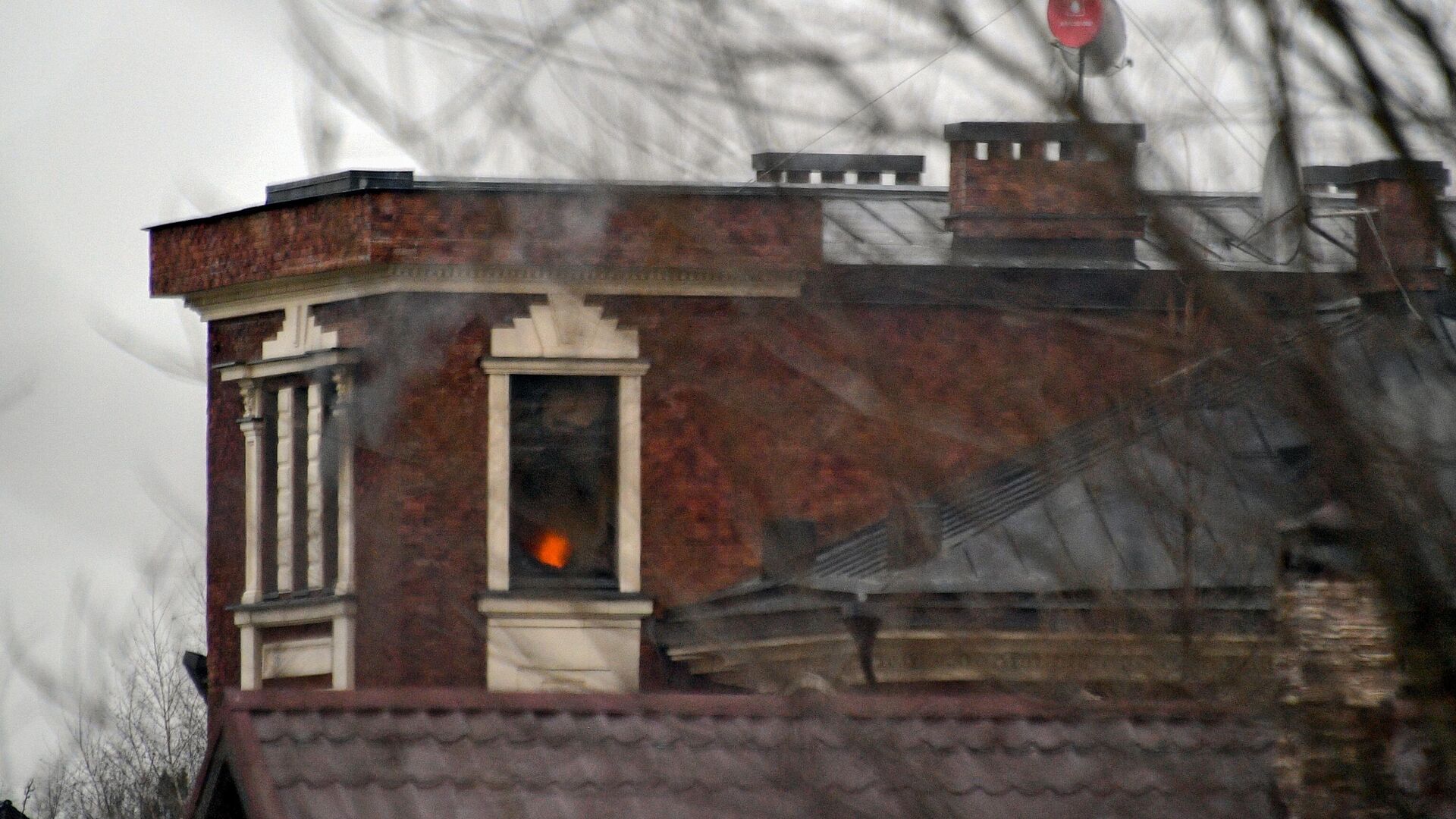 Окна дома забаррикадировавшегося в Мытищах пенсионера, открывшего огонь по сотрудникам правоохранительных органов - РИА Новости, 1920, 31.03.2021