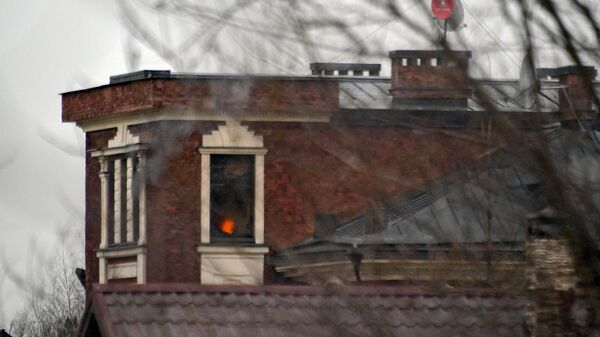 Окна дома забаррикадировавшегося в Мытищах пенсионера, открывшего огонь по сотрудникам правоохранительных органов