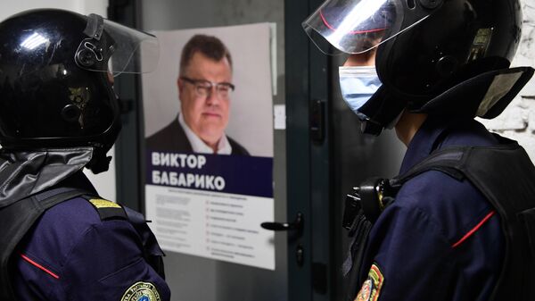 Сотрудники милиции у входа в штаб Виктора Бабарико в Минске