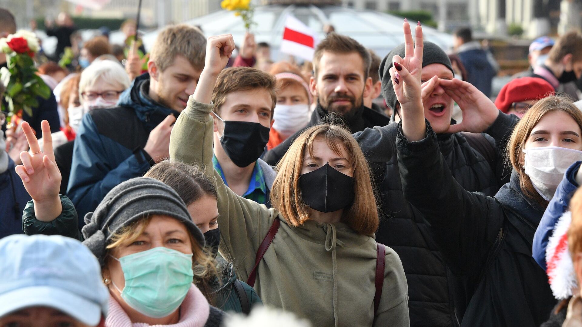 Участники марша пенсионеров, врачей и студентов, который прошел от Дома правительства до площади Якуба Коласа в Минске - РИА Новости, 1920, 30.10.2020