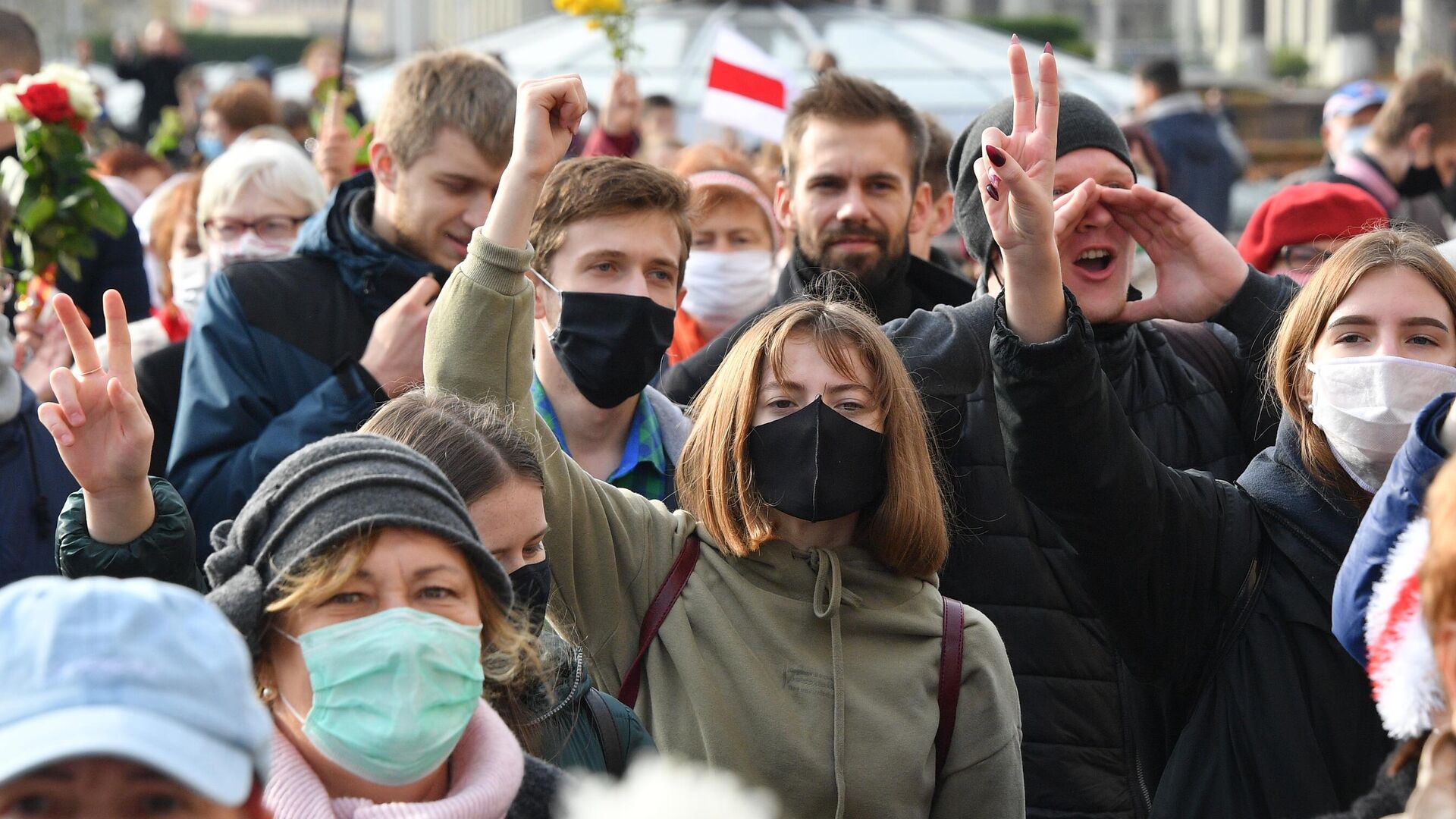 Участники марша пенсионеров, врачей и студентов, который прошел от Дома правительства до площади Якуба Коласа в Минске - РИА Новости, 1920, 30.10.2020