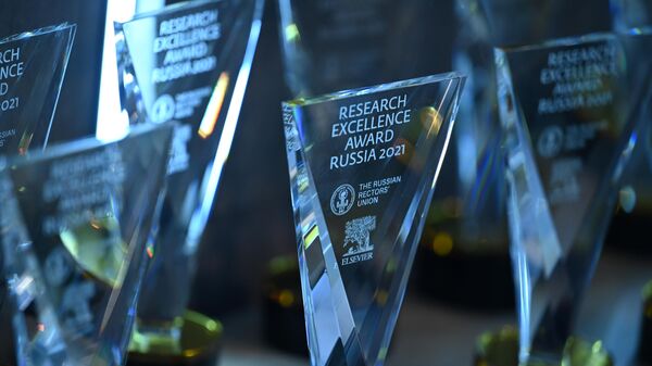 Статуэтки премии Research Excellence Award Russia 2021