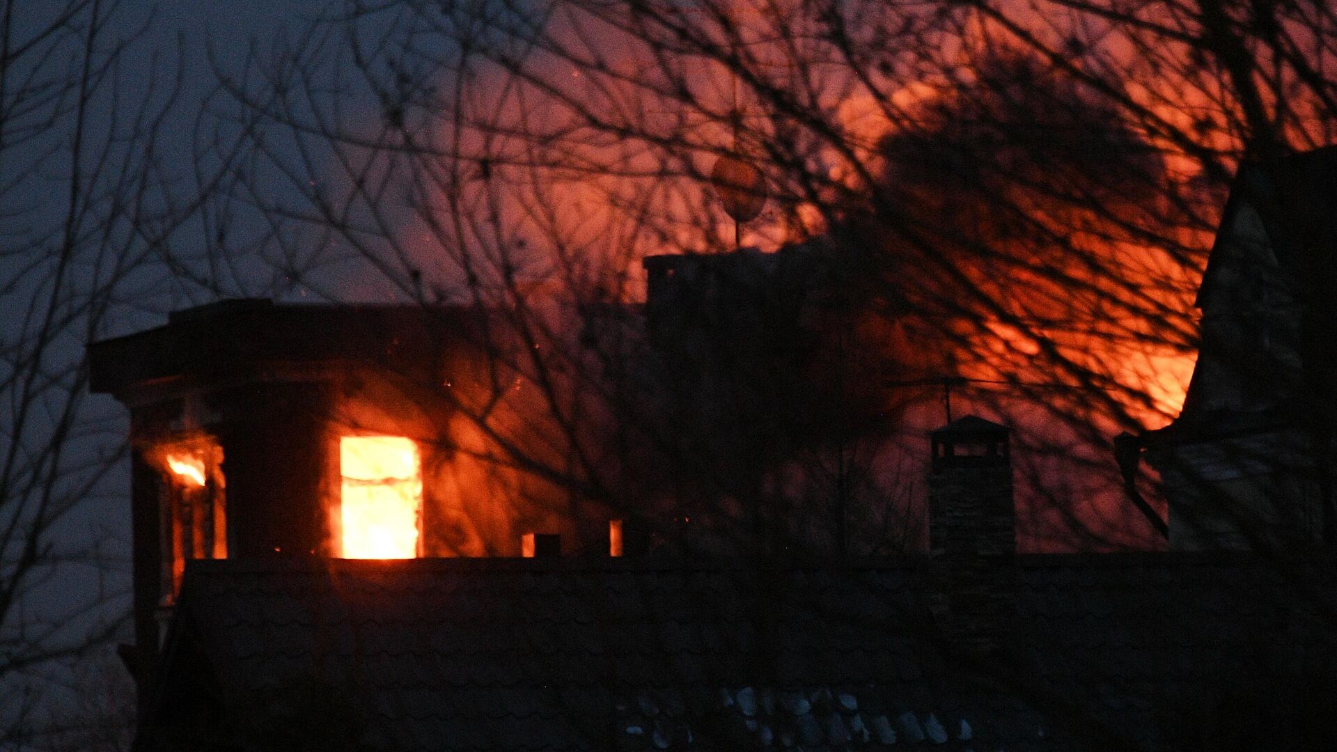 Возгорание в доме забаррикадировавшегося в Мытищах пенсионера, открывшего огонь по сотрудникам правоохранительных органов - РИА Новости, 1920, 30.03.2021