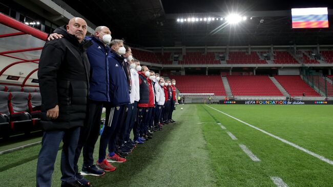 Главный тренер сборной России Станислав Черчесов (слева на первом плане)