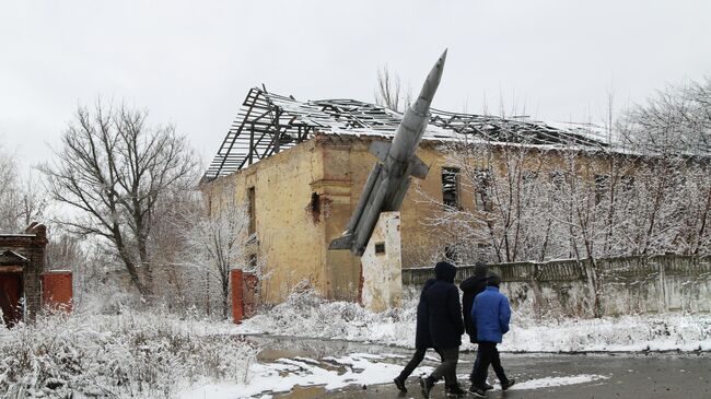 Местные жители на одной из улиц в поселке Веселое Донецкой области.