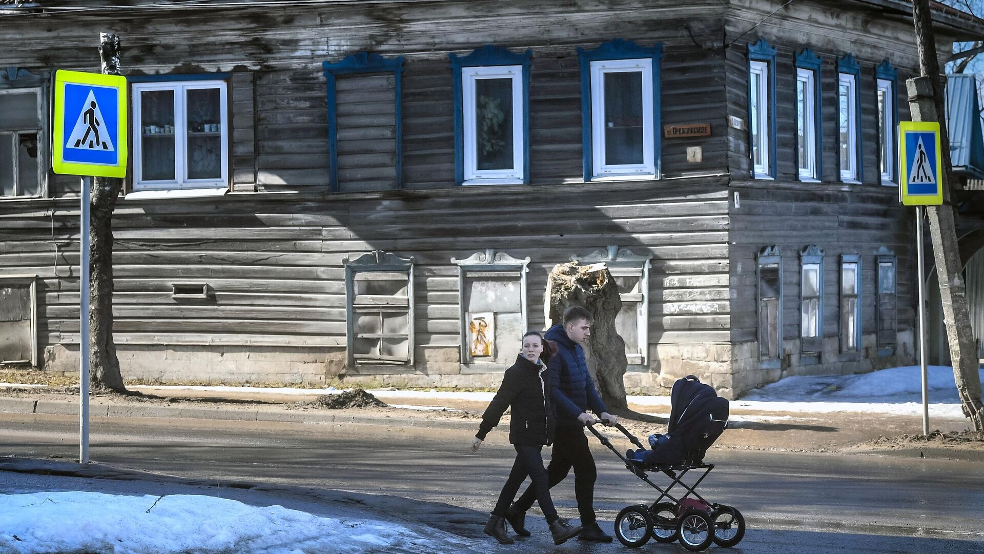 Дореволюционный дом в стиле деревянной неоклассики на улице Орджоникидзе в городе Кимры - РИА Новости, 1920, 31.03.2021