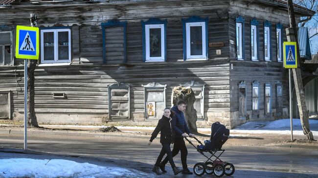 Дореволюционный дом в стиле деревянной неоклассики на улице Орджоникидзе в городе Кимры