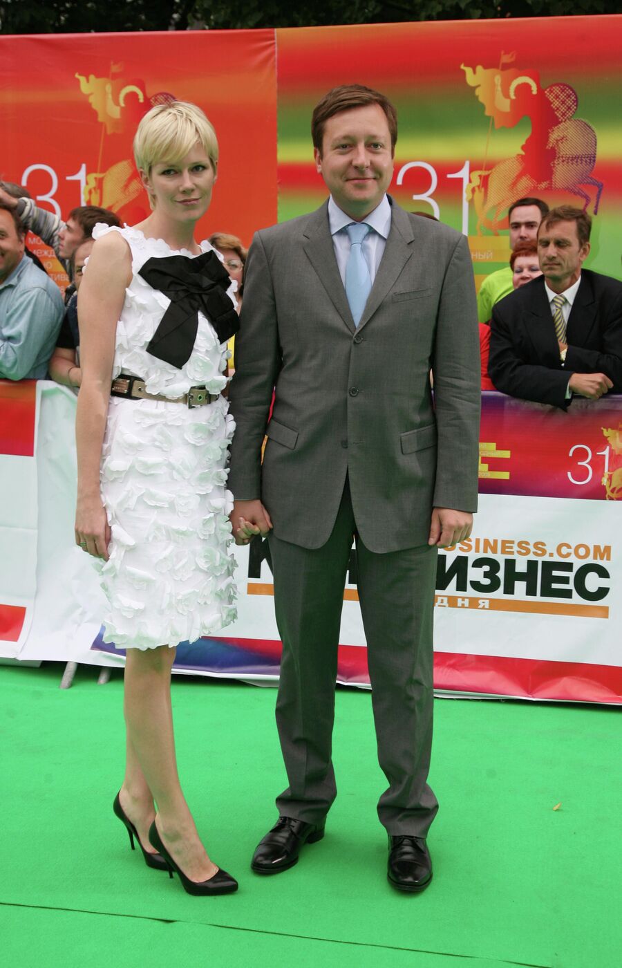 Телеведущий Петр Фадеев со спутницей перед церемонией открытия Московского Международного кинофестиваля