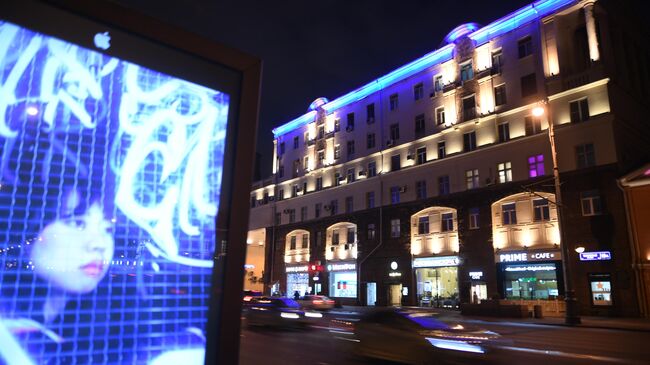 Здание на Тверской улице, подсвеченное синим цветом в рамках международной акции Зажги синим, которая приурочена к Всемирному дню распространения информации об аутизме