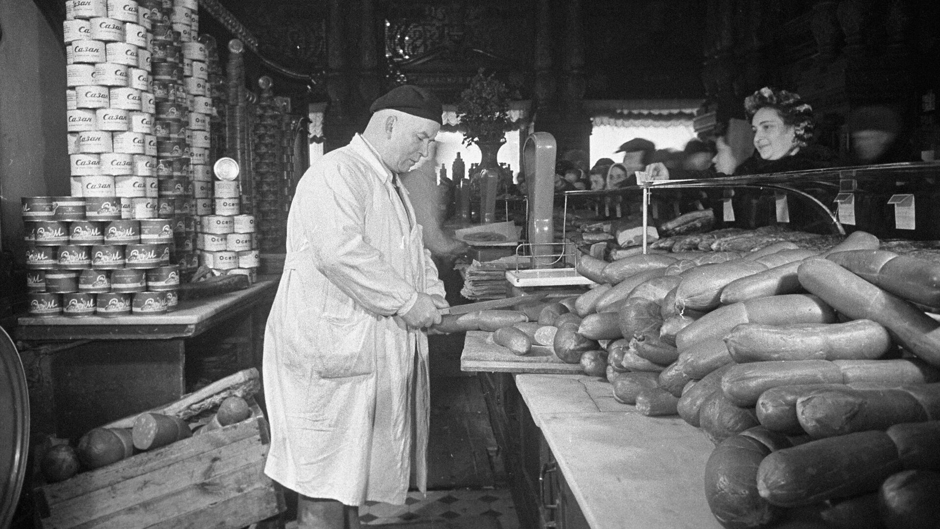 Продажа колбасных изделий в Елисеевском магазине в Москве - РИА Новости, 1920, 02.01.2022