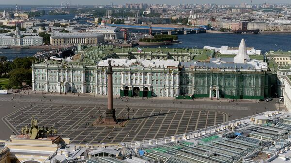  Вид на Дворцовую площадь и Государственный Эрмитаж в Санкт-Петербурге