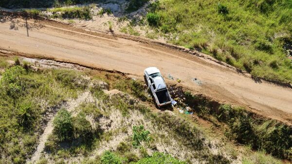 Автомобиль, перевозивший гражданских лиц и попавший в засаду, на обочине дороги в Мозамбике