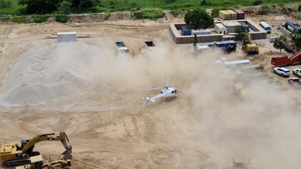 Вертолет Dyck Advisory Group приземляется в Пальме, Мозамбик