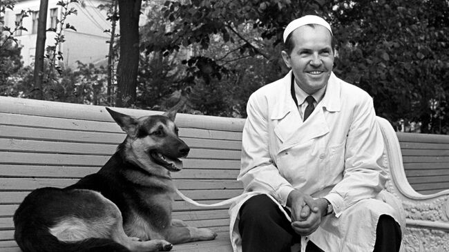 Руководитель лаборатории по пересадке органов Научно-исследовательского института скорой помощи имени Н. В. Склифосовского Владимир Демихов с пациентом Гришкой, которому три месяца назад пересадили второе сердце