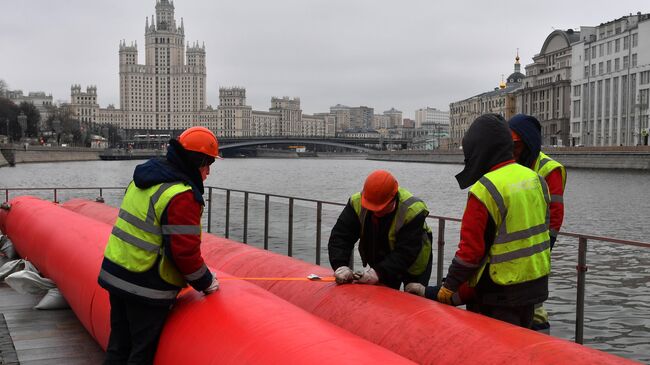 Установка водоналивных бонов у парка Зарядье