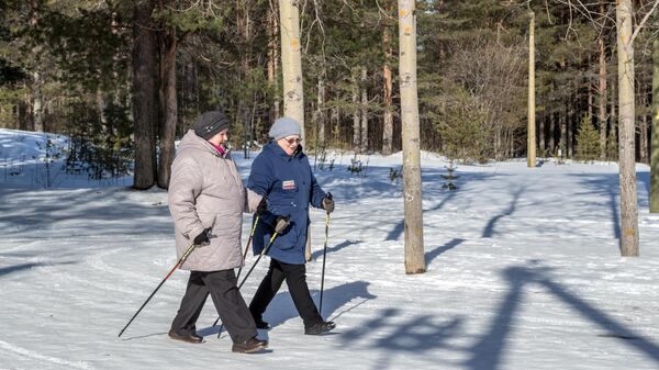 Женщины во время занятий скандинавской ходьбой в городском спортивном парке в городе Сегежа 