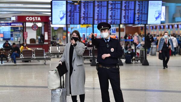 Пассажир и сотрудник полиции в аэропорту Шереметьево