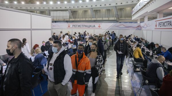 Жители Белграда во время регистрации перед вакцинацией от COVID-19 российским препаратом Sputnik V
