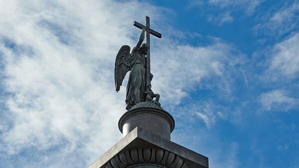 Скульптура ангела на вершине Александровской колонны в Санкт-Петербурге
