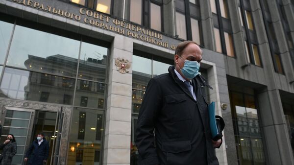 Чрезвычайный и полномочный посол РФ в США Анатолий Антонов выходит из здания Совета Федерации