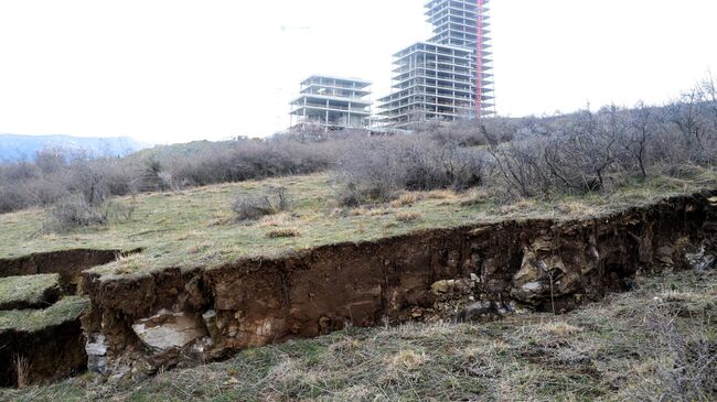 Трещина на склоне горы в районе Сабуртало города Тбилиси