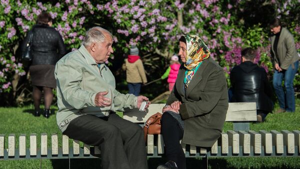 Пожилые люди в Сиреневом саду в Москве