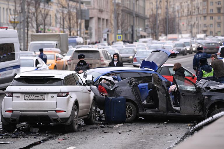 Сотрудники ДПС на месте ДТП на Смоленской площади в Москве