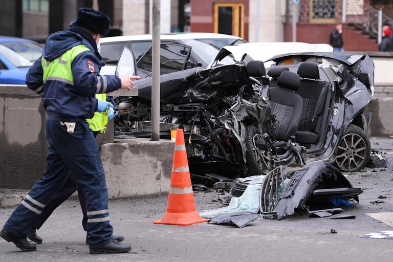 Сотрудники ДПС на месте ДТП на Смоленской площади в Москве