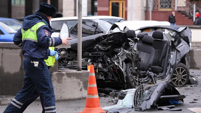 Сотрудники ДПС на месте ДТП на Смоленской площади в Москве