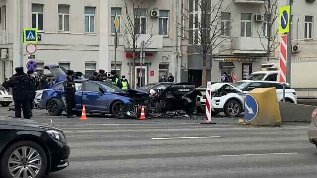 Кадры ДТП на Садовом кольце, где столкнулись пять автомобилей - РИА Новости, 1920, 02.04.2021