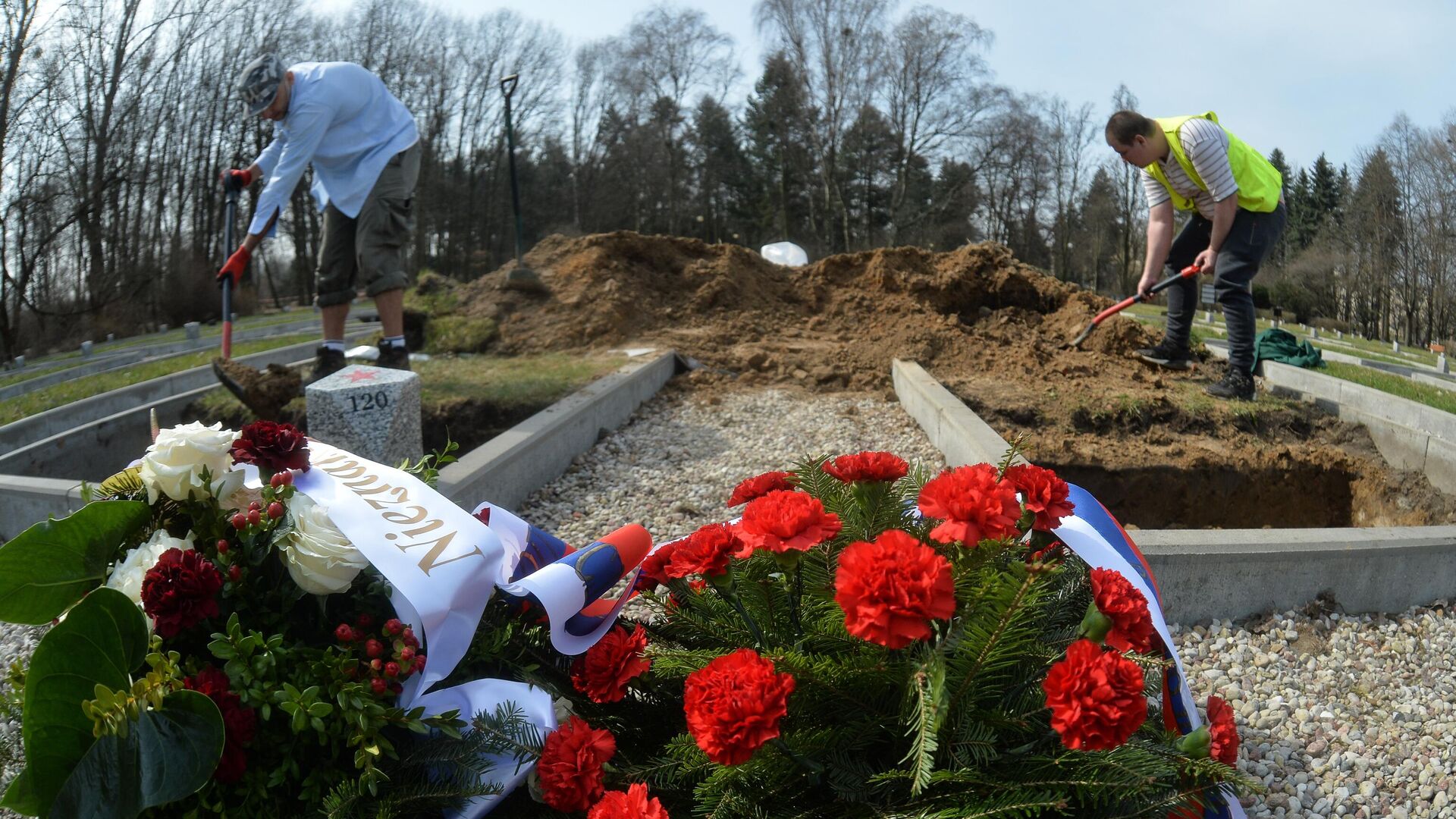 Церемония захоронения останков солдат Красной армии на мемориальном кладбище на улице Жвирки и Вигуры в Варшаве - РИА Новости, 1920, 01.04.2021