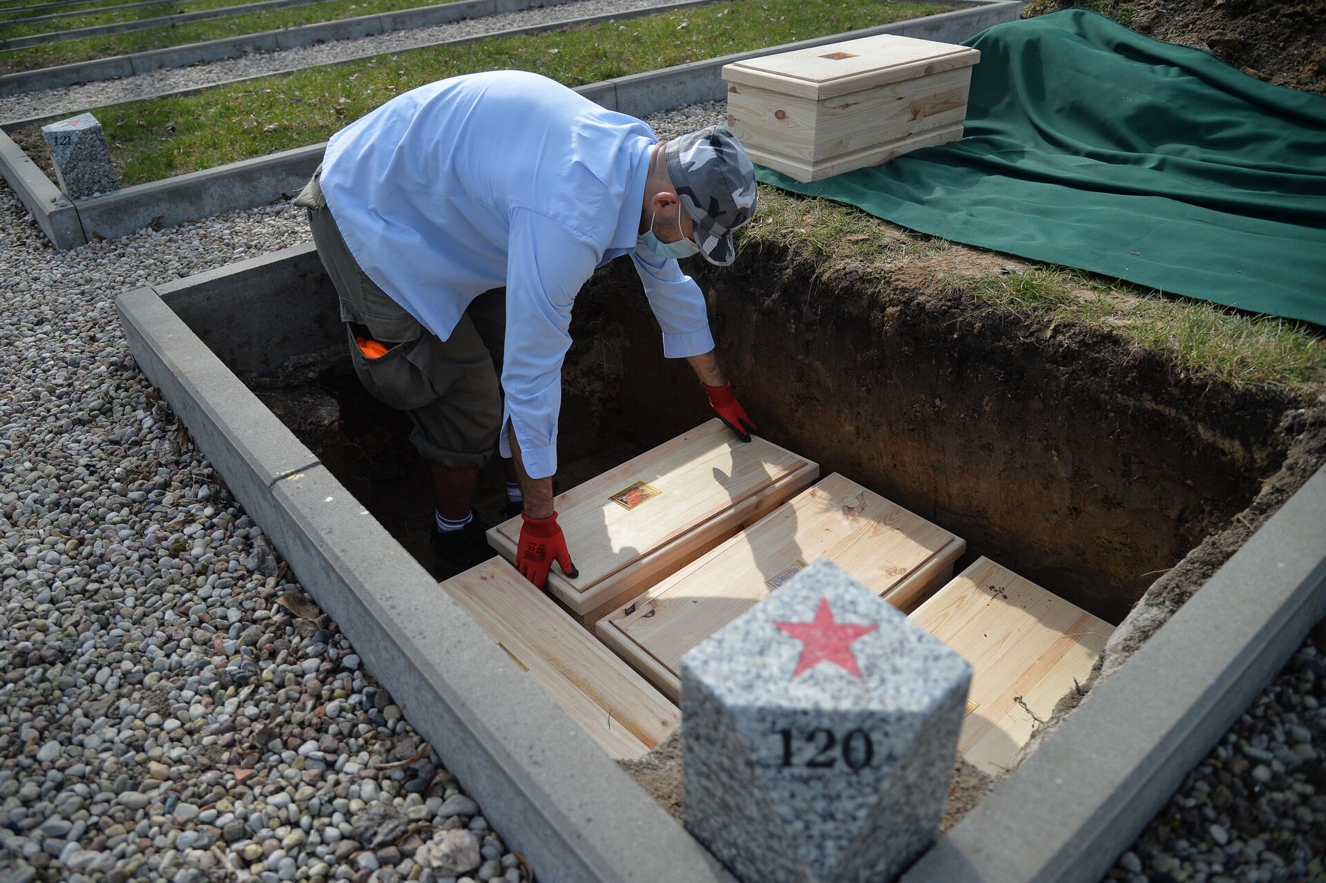 Церемония захоронения останков солдат Красной армии на мемориальном кладбище на улице Жвирки и Вигуры в Варшаве - РИА Новости, 1920, 01.04.2021