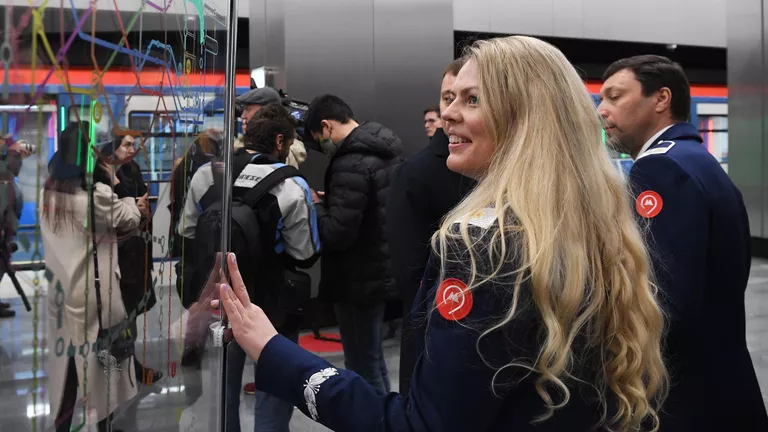 Сотрудница московского метро на станции Народное ополчение Большой кольцевой линии Сотрудница московского метро на станции Народное ополчение Большой кольцевой линии