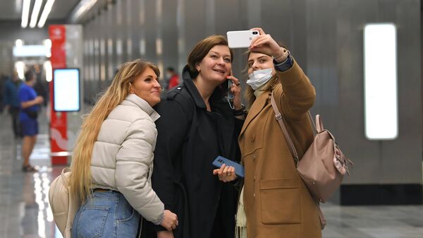 Девушки фотографируются на станции Народное ополчение Большой кольцевой линии московского метрополитена