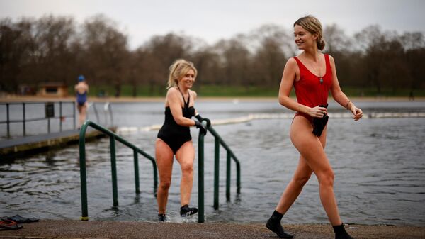 Девушки после купания в озере в Гайд-парке, Лондон, Англия