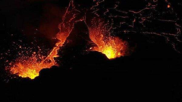 Ночное извержение: вулкан в Исландии с высоты птичьего полета