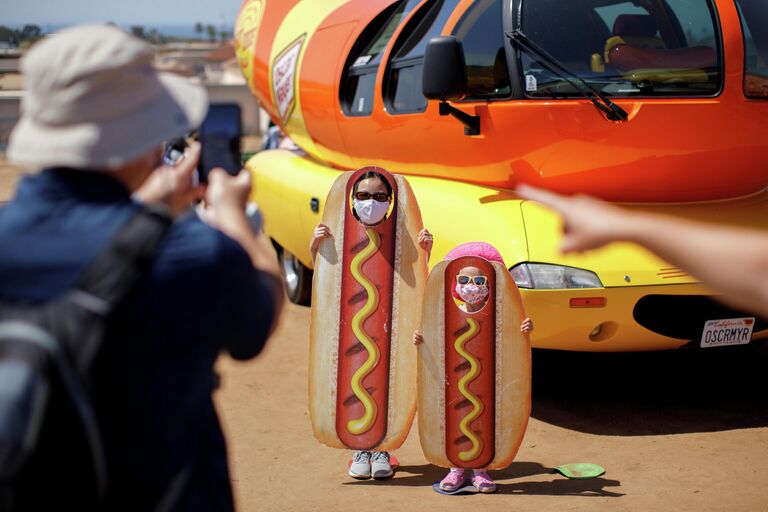 Семья фотографируется на фоне Wienermobile Оскара Майера в Калифорнии 