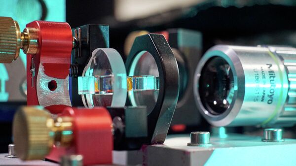 Ключевой элемент экспериментальной установки — оптический микрорезонатор, заполненный раствором красителя