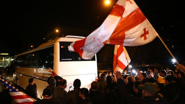 Автобус с телеведущим Владимиром Познером у отеля Vinotel в Тбилиси во время акции протеста против приезда телеведущего в Грузию