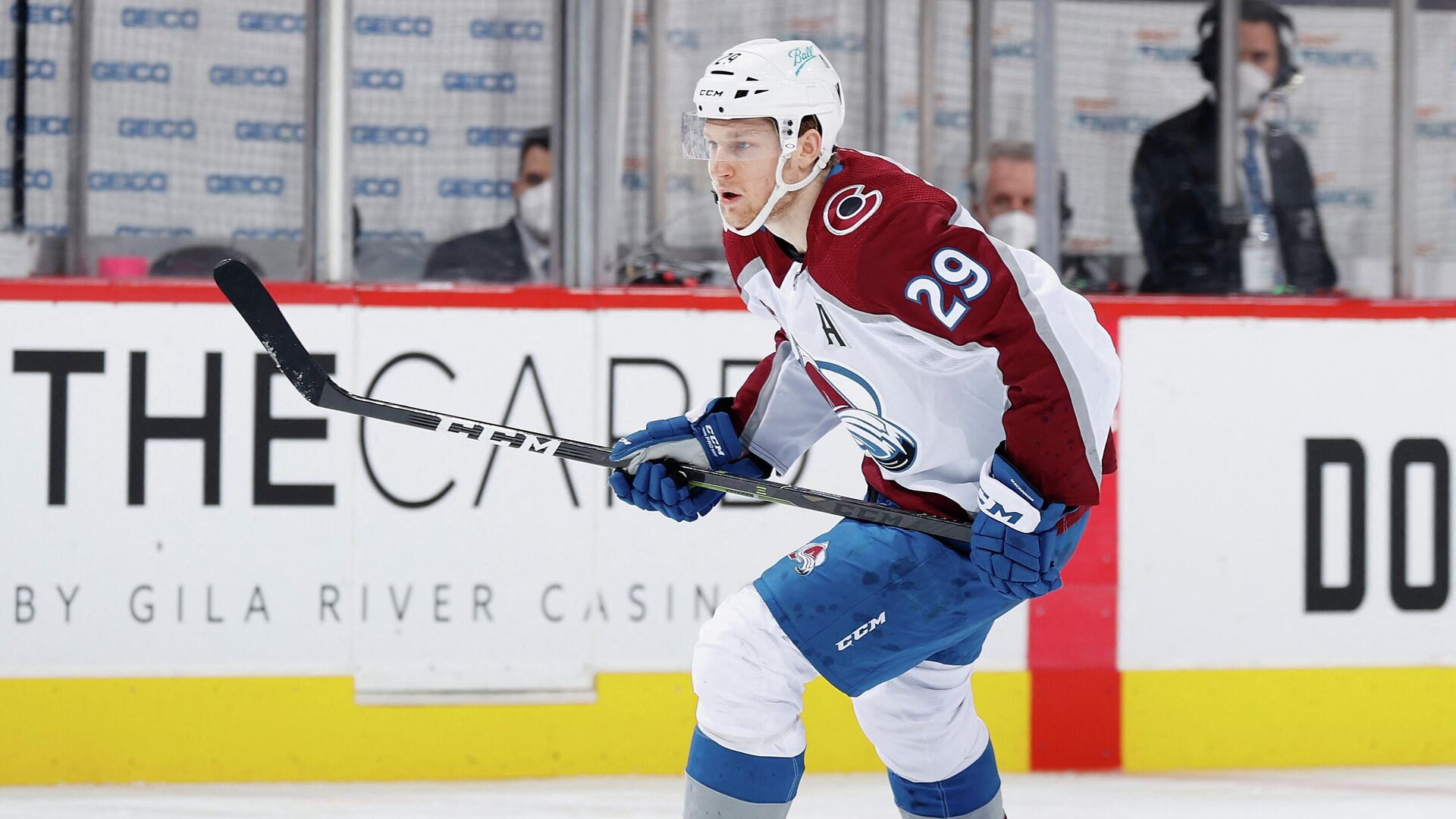 GLENDALE, ARIZONA - MARCH 22: Nathan MacKinnon #29 of the Colorado Avalanche in action during the NHL game against the Arizona Coyotes at Gila River Arena on March 22, 2021 in Glendale, Arizona. The Avalanche defeated the Coyotes 5-1.   Christian Petersen/Getty Images/AFP (Photo by Christian Petersen / GETTY IMAGES NORTH AMERICA / Getty Images via AFP) - РИА Новости, 1920, 01.04.2021