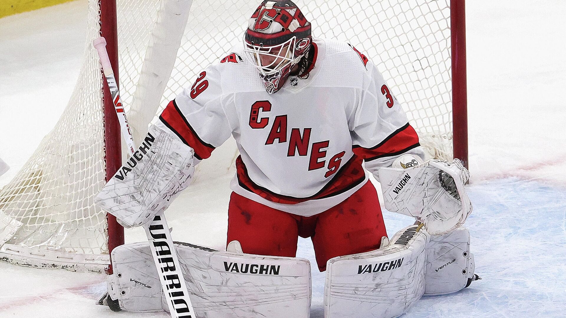 CHICAGO, ILLINOIS - MARCH 30: Alex Nedeljkovic #39 of the Carolina Hurricanes minds the net against the Chicago Blackhawks at the United Center on March 30, 2021 in Chicago, Illinois. The Blackhawks defeated the Hurricanes 2-1.   Jonathan Daniel/Getty Images/AFP (Photo by JONATHAN DANIEL / GETTY IMAGES NORTH AMERICA / Getty Images via AFP) - РИА Новости, 1920, 01.04.2021