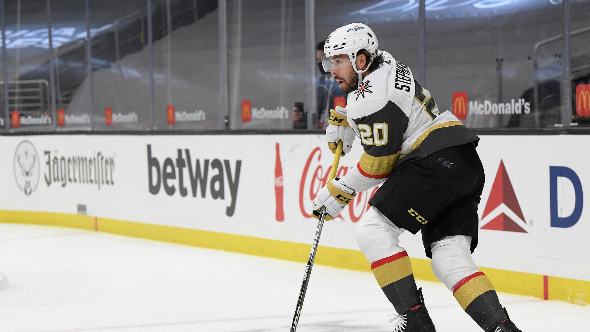 LOS ANGELES, CALIFORNIA - MARCH 21: Chandler Stephenson #20 of the Vegas Golden Knights looks to pass during a 3-1 loss to the Los Angeles Kings at Staples Center on March 21, 2021 in Los Angeles, California.   Harry How/Getty Images/AFP (Photo by Harry How / GETTY IMAGES NORTH AMERICA / Getty Images via AFP) - РИА Новости, 1920, 02.04.2021